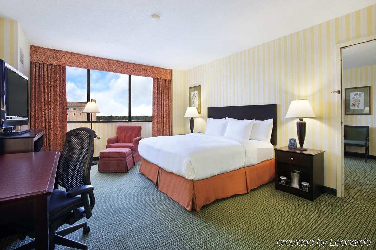 Hilton Fort Wayne At The Grand Wayne Convention Center (Adults Only) Room photo
