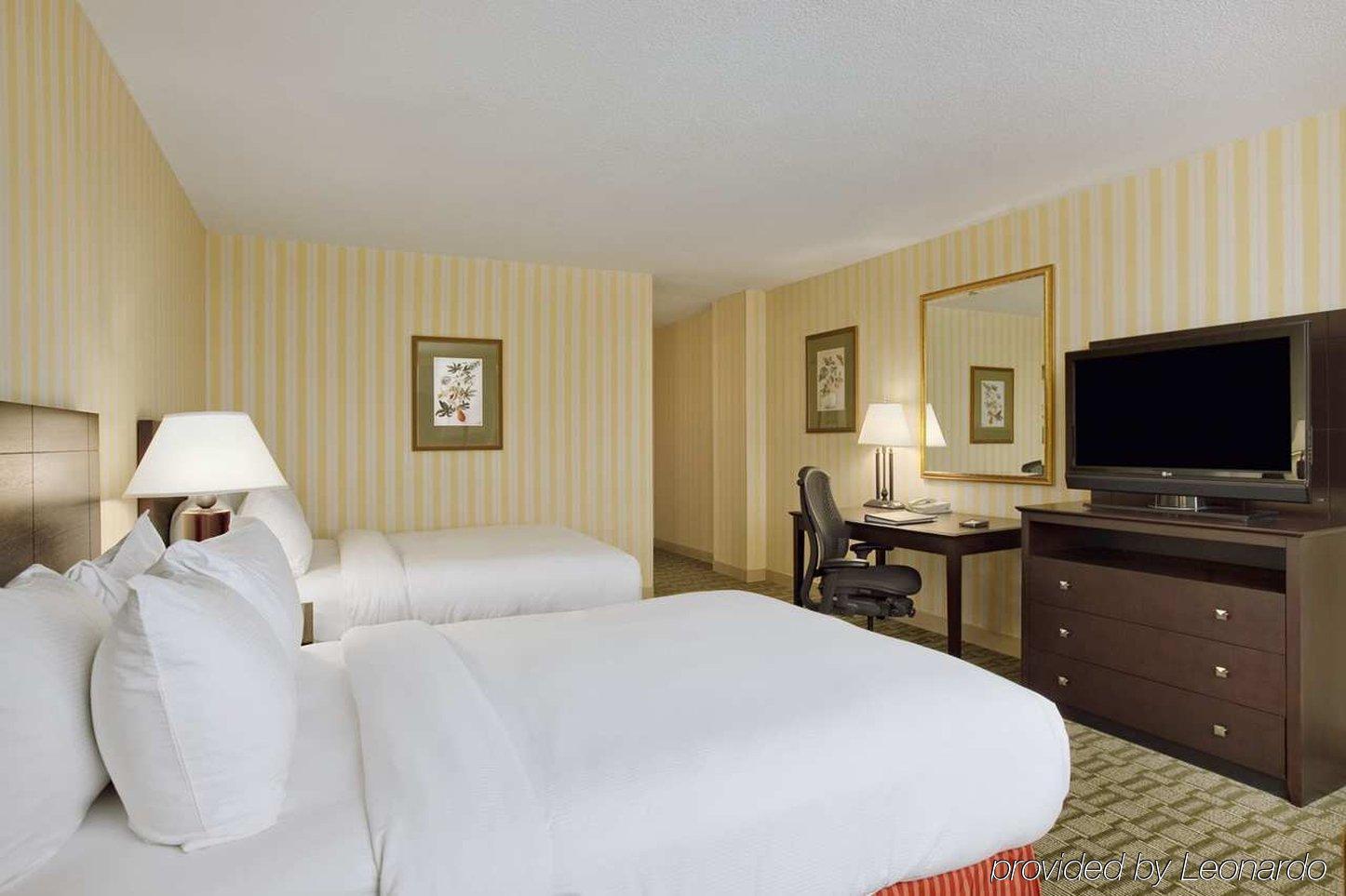 Hilton Fort Wayne At The Grand Wayne Convention Center (Adults Only) Room photo