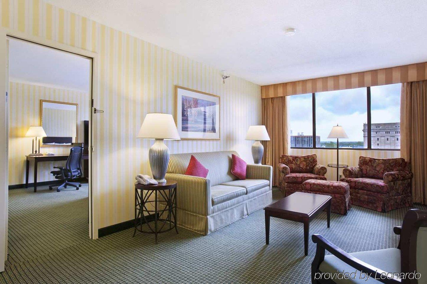 Hilton Fort Wayne At The Grand Wayne Convention Center (Adults Only) Room photo