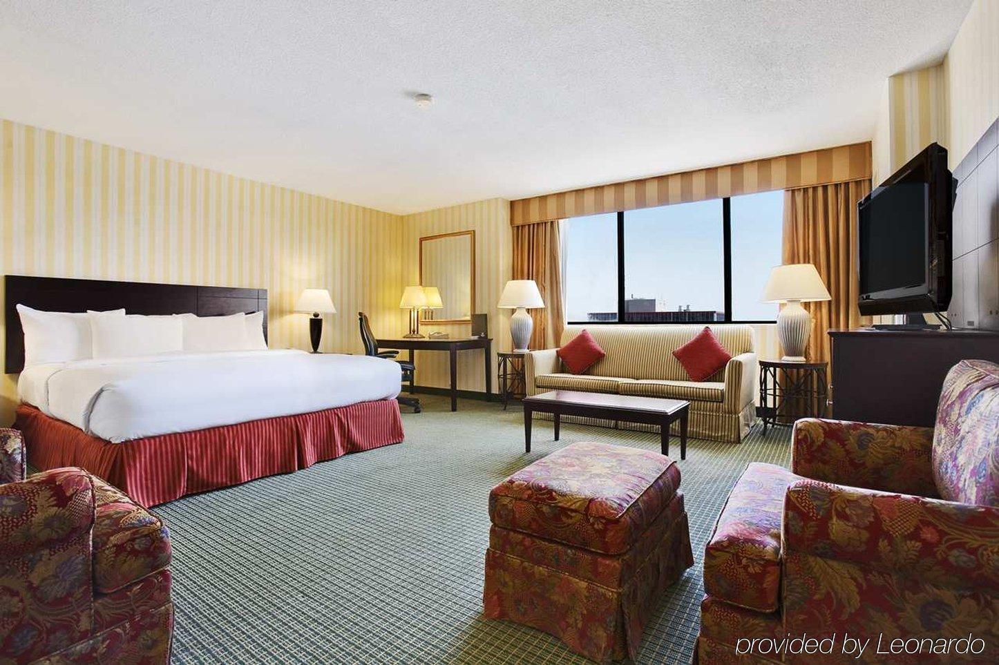 Hilton Fort Wayne At The Grand Wayne Convention Center (Adults Only) Room photo