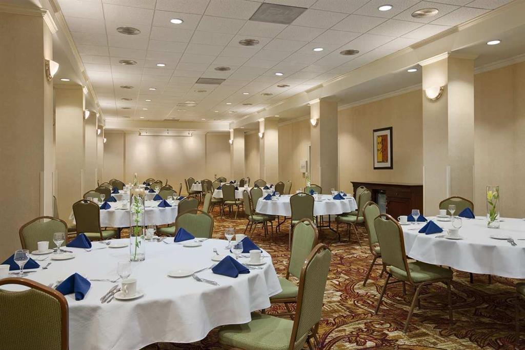 Hilton Fort Wayne At The Grand Wayne Convention Center (Adults Only) Room photo
